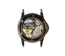 Patek Philippe World Time 5130R-001 (2010'erne) i 18 kt. guld. Uret fremstår i rigtig flot stand med mindre brugsspor. Kommer på ny kalverem med 18 kt. PP-foldespænde i guld. Leveres med boks og certifikat. 
