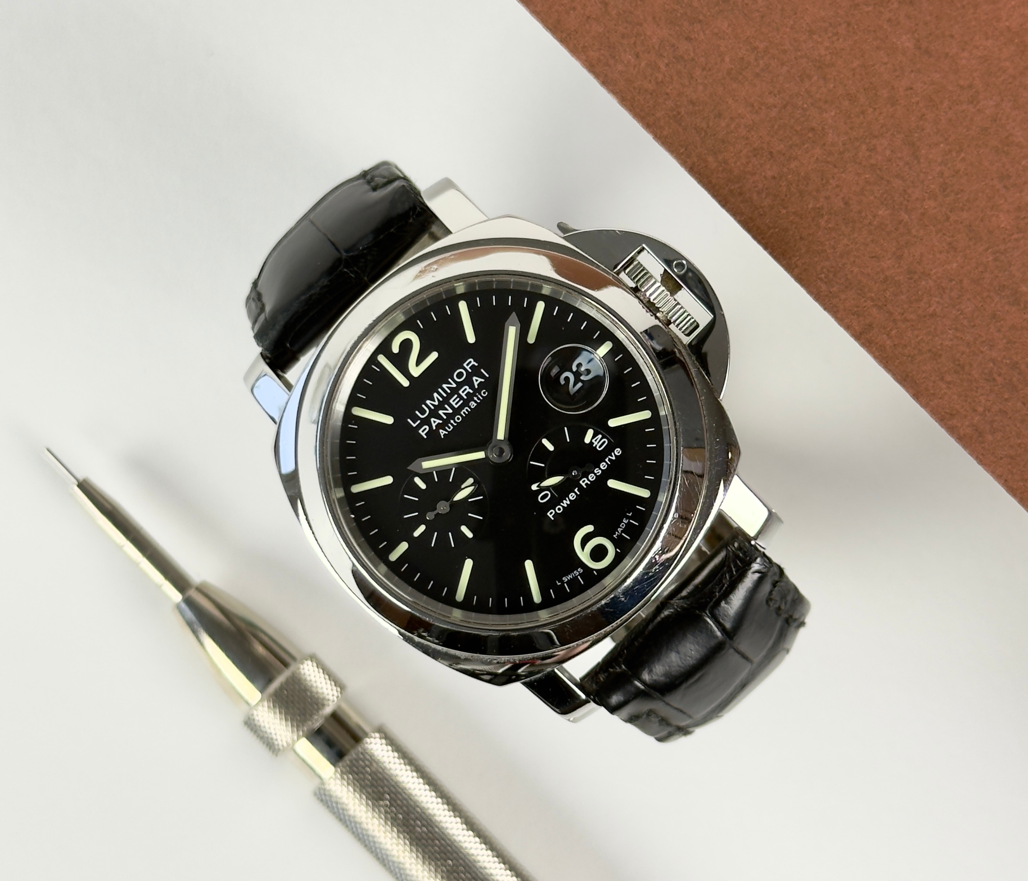 Panerai Luminor PAM00090 J-serie fra 2007 i stål. Stand 8/10. Kommer med bokse, manual og plastikbeskytter. 