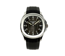 Patek Philippe Aquanaut 5167A (2009) i stål på gummirem. Kommer med original stållænke. Uret er i god stand med alm. brugsspor. Kommer som komplet sæt: bokse, certifikat, hangtag, stållænke og kvittering.