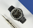 Patek Philippe Aquanaut 5167A (2009) i stål på gummirem. Kommer med original stållænke. Uret er i god stand med alm. brugsspor. Kommer som komplet sæt: bokse, certifikat, hangtag, stållænke og kvittering.