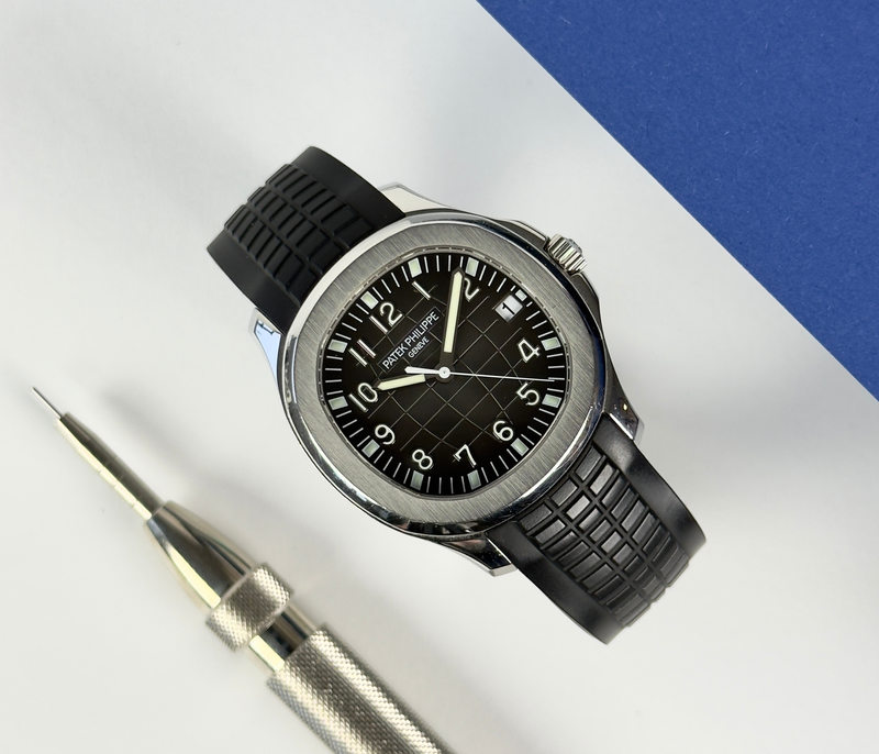 Patek Philippe Aquanaut 5167A (2009) i stål på gummirem. Kommer med original stållænke. Uret er i god stand med alm. brugsspor. Kommer som komplet sæt: bokse, certifikat, hangtag, stållænke og kvittering.