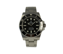 Rolex Submariner 114060 "No Date" (2013) på Oysterlænke med sort skive og drejekrans. Uret fremstår i god alm. stand, 8/10. Det kommer med boks, certifikat og green tag. 