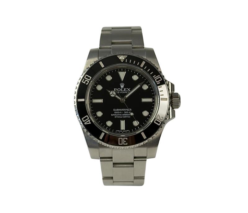 Rolex Submariner 114060 "No Date" (2013) på Oysterlænke med sort skive og drejekrans. Uret fremstår i god alm. stand, 8/10. Det kommer med boks, certifikat og green tag. 