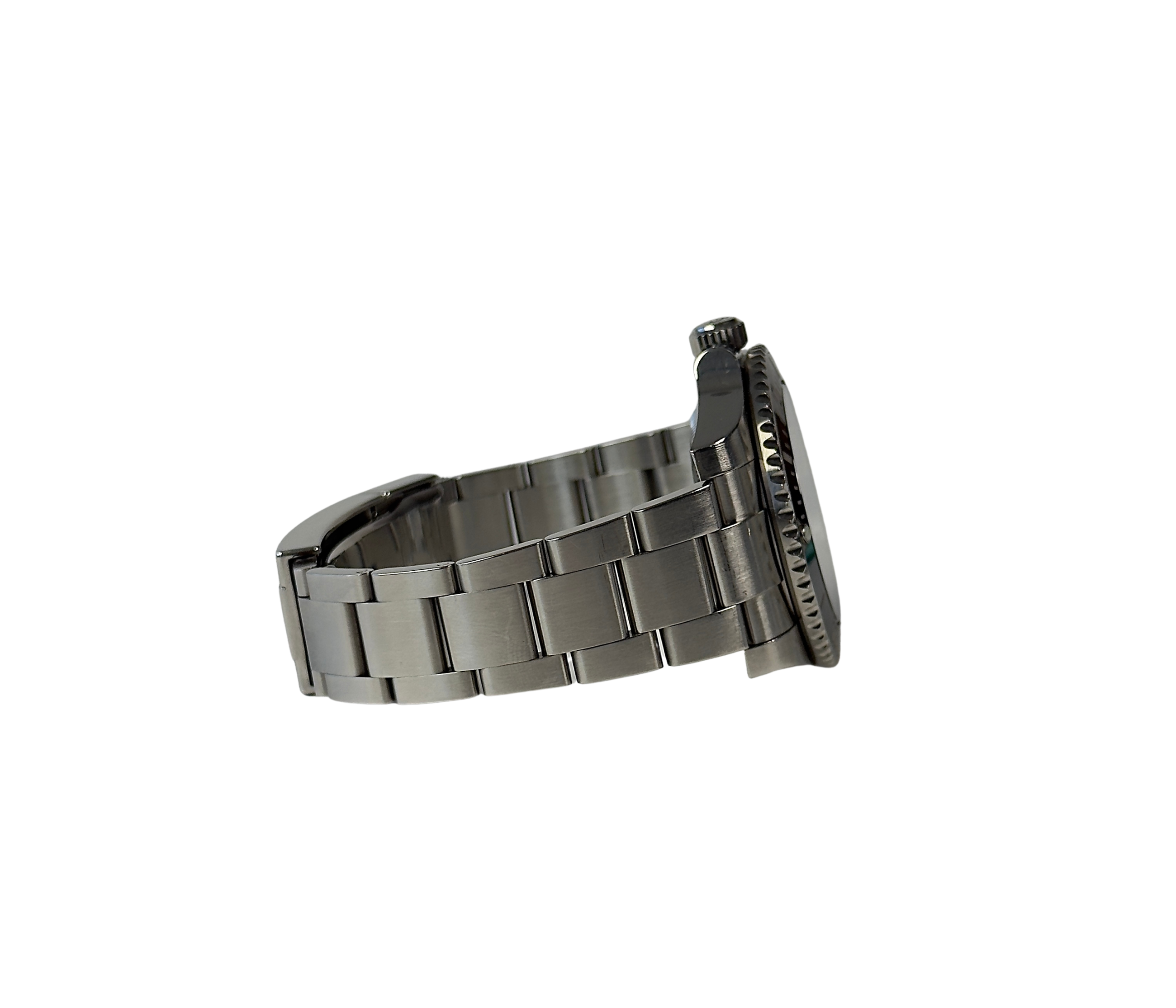Rolex Submariner 114060 "No Date" (2013) på Oysterlænke med sort skive og drejekrans. Uret fremstår i god alm. stand, 8/10. Det kommer med boks, certifikat og green tag. 