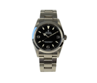 Rolex Explorer I 114270 (2002) i stål på Oysterlænke med sort Explorer-skive. Uret fremstår i rigtig flot stand, 8.5/10. Kommer med originalt certifikat, grønt hangtag samt et ekstra led. 
Y-serie (Y86XXXX) fra 01/02 solgt i 2003. 