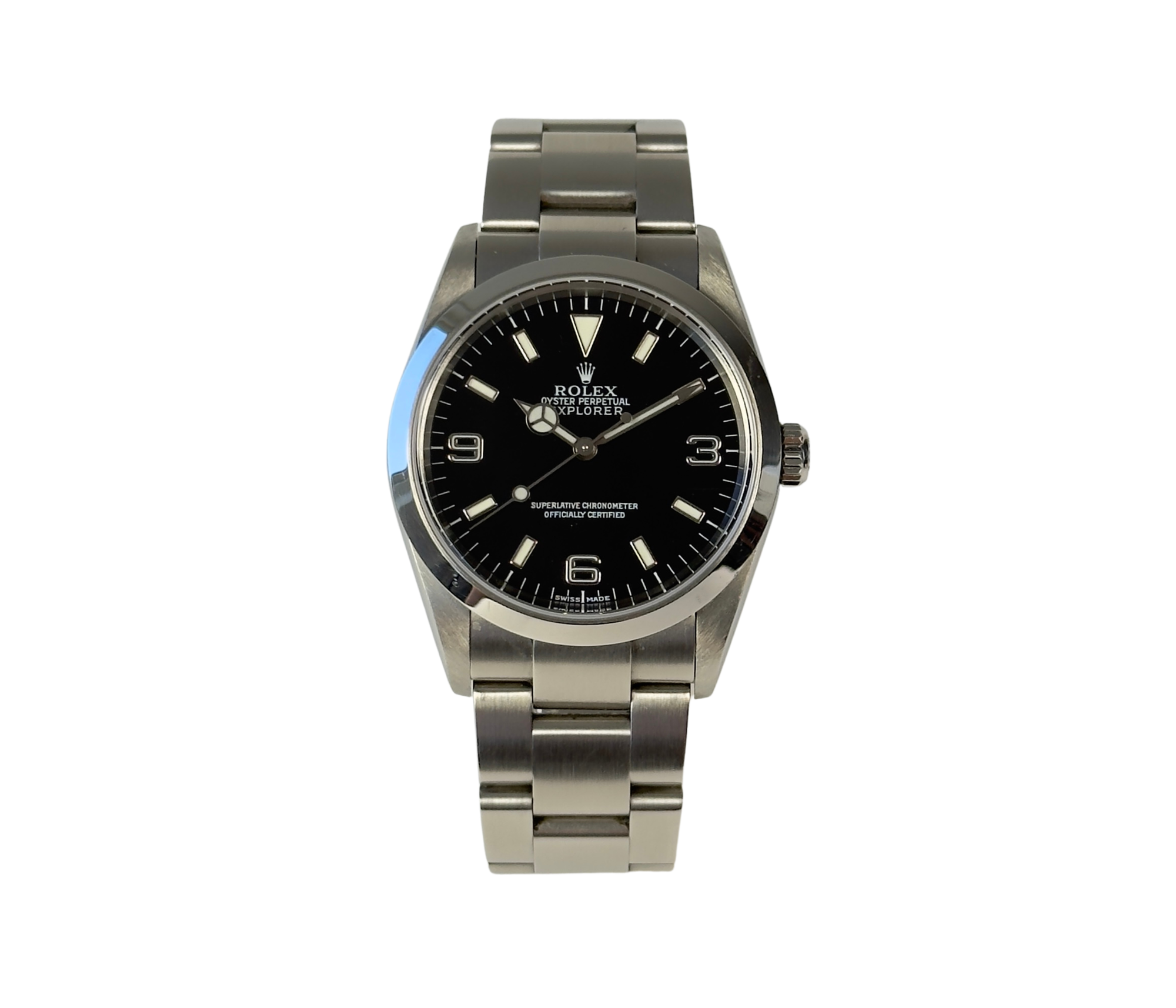 Rolex Explorer I 114270 (2002) i stål på Oysterlænke med sort Explorer-skive. Uret fremstår i rigtig flot stand, 8.5/10. Kommer med originalt certifikat, grønt hangtag samt et ekstra led. 
Y-serie (Y86XXXX) fra 01/02 solgt i 2003. 
