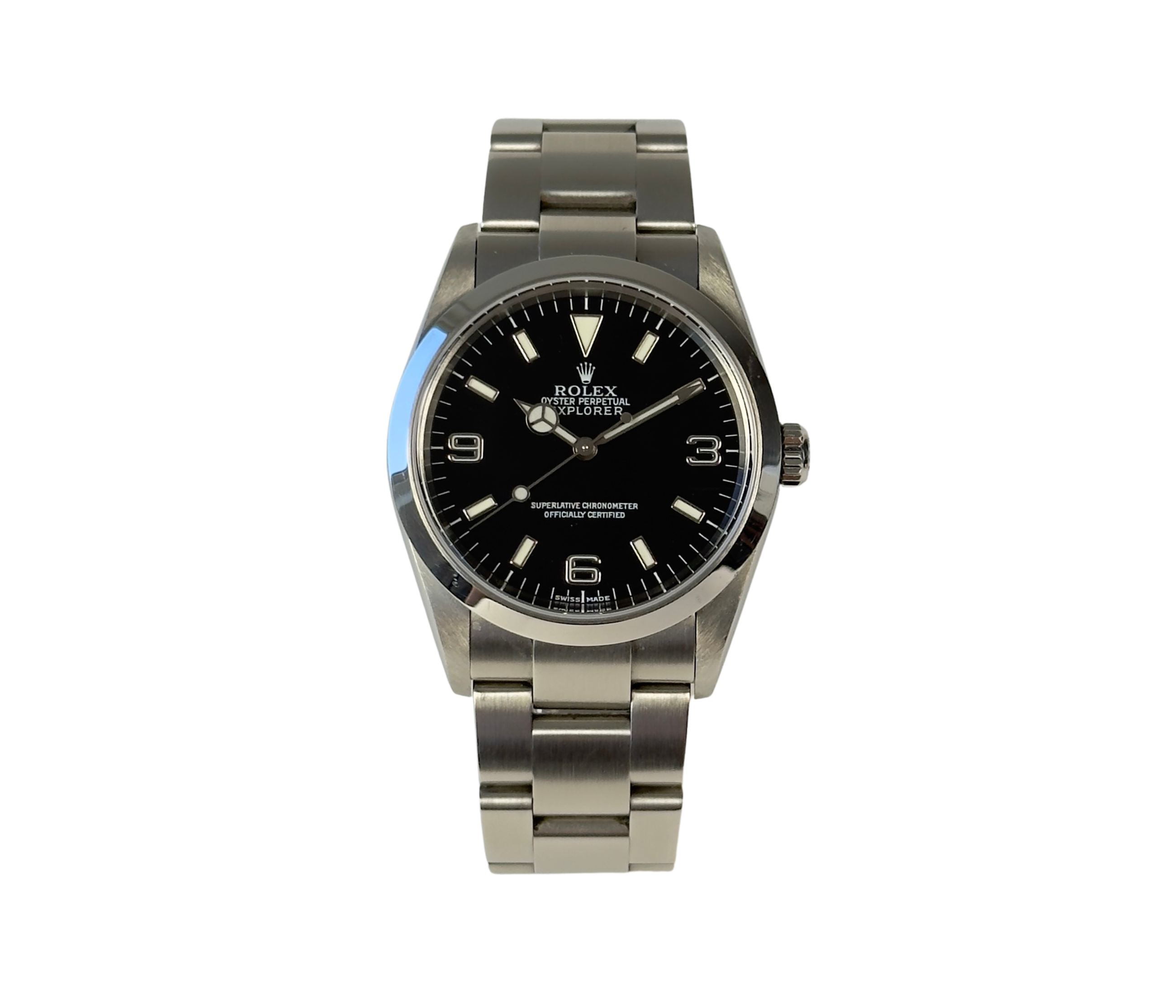 Rolex Explorer I 114270 (2002) i stål på Oysterlænke med sort Explorer-skive. Uret fremstår i rigtig flot stand, 8.5/10. Kommer med originalt certifikat, grønt hangtag samt et ekstra led. 
Y-serie (Y86XXXX) fra 01/02 solgt i 2003. 