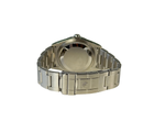 Rolex Explorer 114270 (2008) i stål med ROLEX i rehaut. Uret måler 36 mm, er vandtæt til 100 meter og i nær ny stand uden brugsspor, 9.5/10. Kommer som fuldt sæt: Bokse, certifikat, manualer, hangtag,whitetag og 2026 Rolex-service med servicestickers