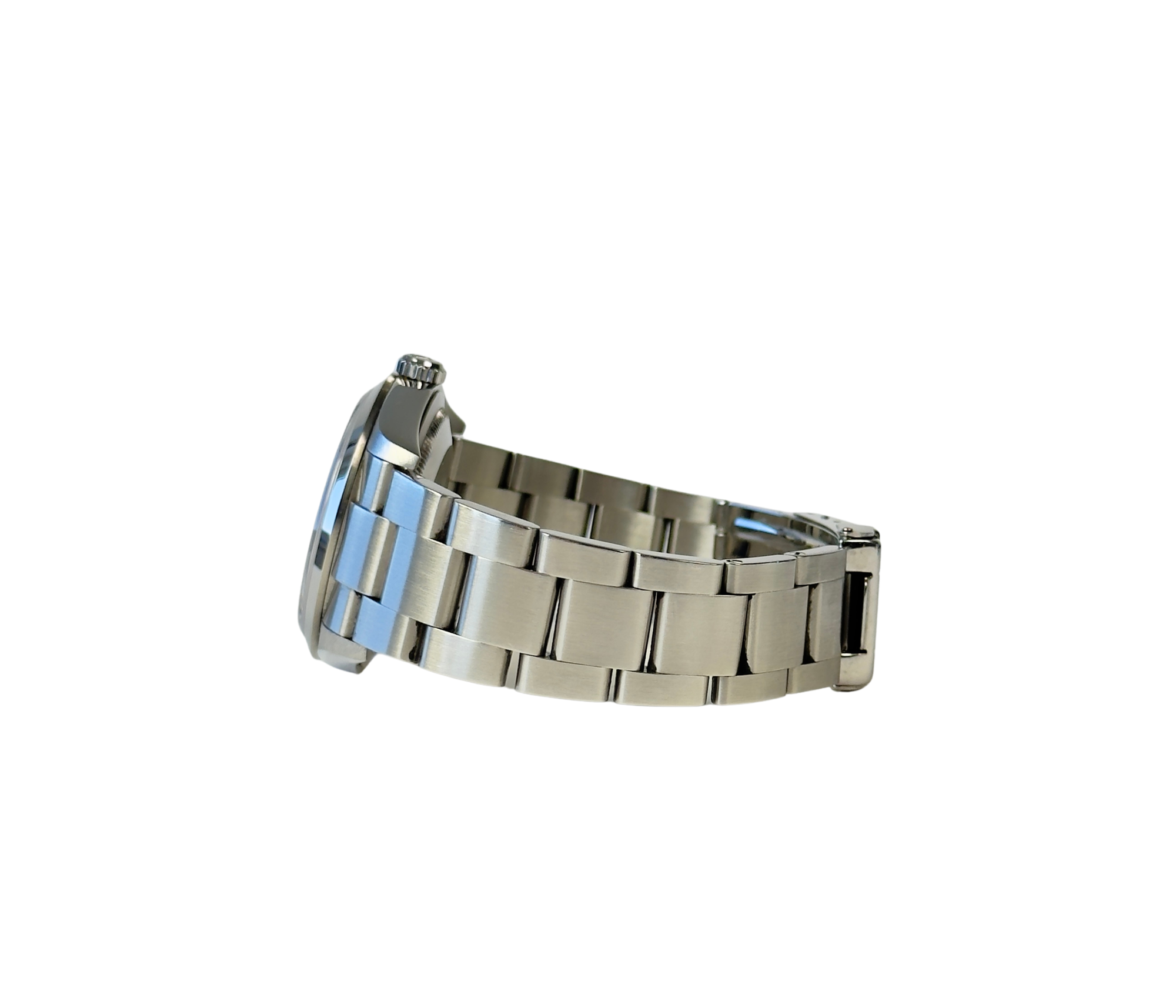 Rolex Explorer I 114270 (2002) i stål på Oysterlænke med sort Explorer-skive. Uret fremstår i rigtig flot stand, 8.5/10. Kommer med originalt certifikat, grønt hangtag samt et ekstra led. 
Y-serie (Y86XXXX) fra 01/02 solgt i 2003. 
