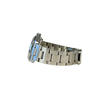 Rolex Explorer I 114270 (2002) i stål på Oysterlænke med sort Explorer-skive. Uret fremstår i rigtig flot stand, 8.5/10. Kommer med originalt certifikat, grønt hangtag samt et ekstra led. 
Y-serie (Y86XXXX) fra 01/02 solgt i 2003. 