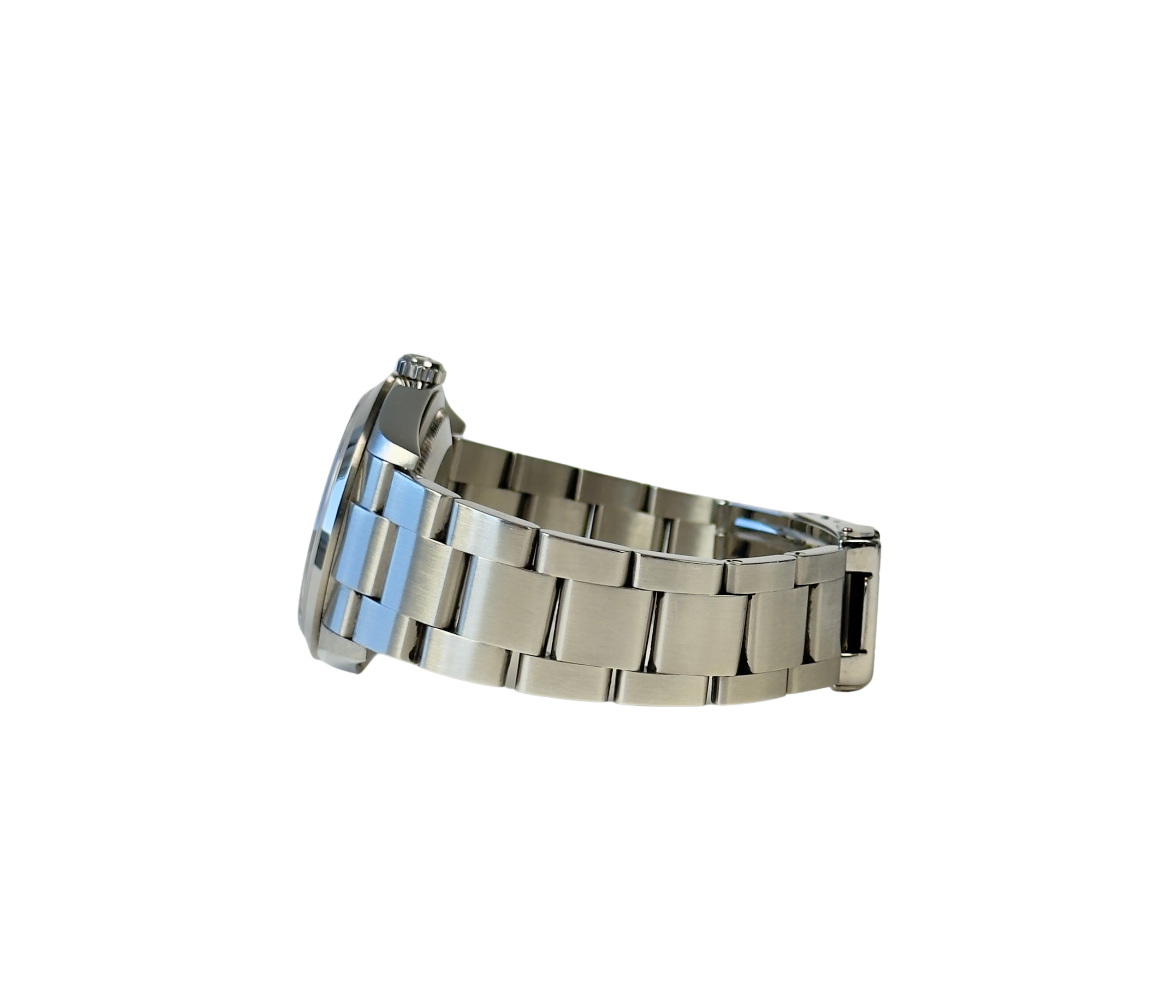 Rolex Explorer I 114270 (2002) i stål på Oysterlænke med sort Explorer-skive. Uret fremstår i rigtig flot stand, 8.5/10. Kommer med originalt certifikat, grønt hangtag samt et ekstra led. 
Y-serie (Y86XXXX) fra 01/02 solgt i 2003. 