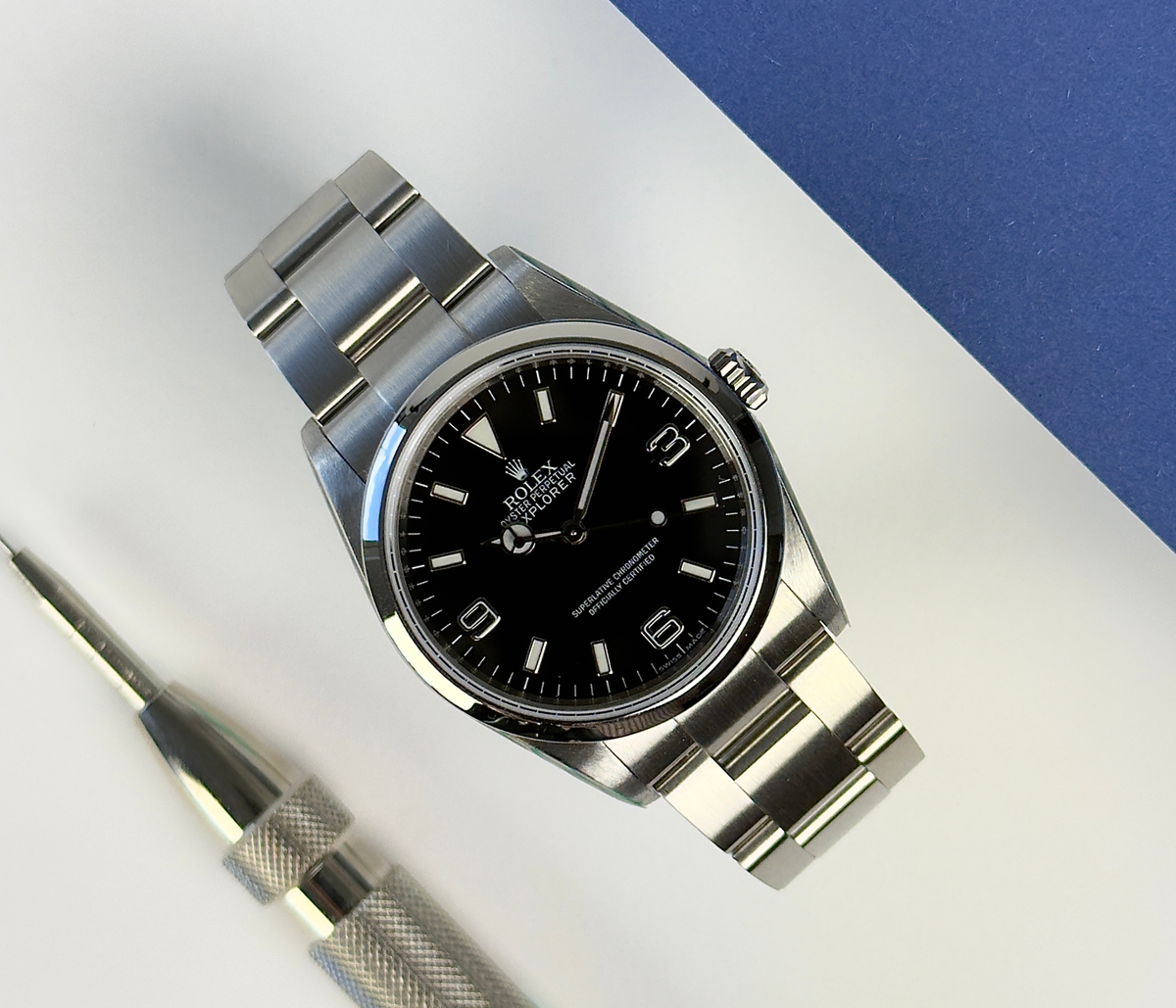 Rolex Explorer 114270 (2008) i stål med ROLEX i rehaut. Uret måler 36 mm, er vandtæt til 100 meter og i nær ny stand uden brugsspor, 9.5/10. Kommer som fuldt sæt: Bokse, certifikat, manualer, hangtag,whitetag og 2026 Rolex-service med servicestickers