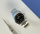 Rolex Explorer I 114270 (2002) i stål på Oysterlænke med sort Explorer-skive. Uret fremstår i rigtig flot stand, 8.5/10. Kommer med originalt certifikat, grønt hangtag samt et ekstra led. 
Y-serie (Y86XXXX) fra 01/02 solgt i 2003. 