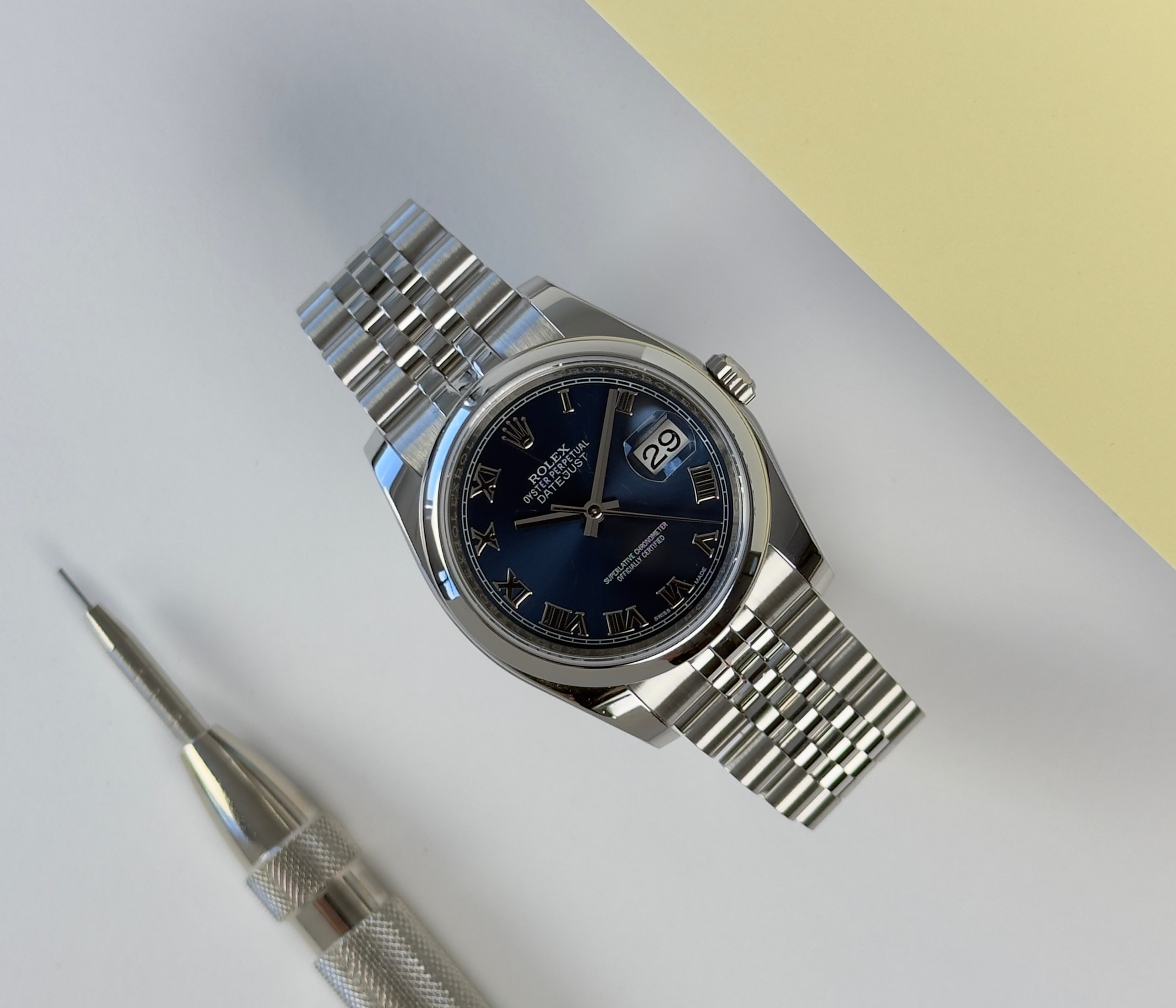 Rolex Datejust 116200 (2018) på jubilee-lænke og smooth krans med blå skive med romertal. Uret fremstår i rigtig flot stand, 9/19. Kommer som fuldt sæt:  boks, certifikat, manualer, kortholder og hangtag.