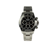 Rolex Daytona 116500LN (2018) med sort skive. Uret fremstår i utrolig flot stand, 9.5/10, med få brugsspor. Kommer som fuldt sæt: bokse, certifikat, manualer, hangtag og whitetag. 