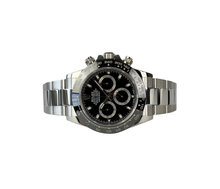 Rolex Daytona 116500LN (2018) med sort skive. Uret fremstår i utrolig flot stand, 9.5/10, med få brugsspor. Kommer som fuldt sæt: bokse, certifikat, manualer, hangtag og whitetag. 
