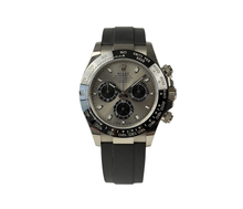 Rolex Daytona 116519LN "Ghost" (2022) i 18kt. hvidguld på Oysterflexrem. Uret fremstår i flot stand med mindre brugsspor, 9/10. Kommer som fuldt sæt: Bokse, certifikat, papomslag, købskvittering, bezel-beskytter, hangtag og whitetag. Oprindelig solgt fra dansk AD. Uret er omfattet af Rolex World Wide Garanti til december 2027.