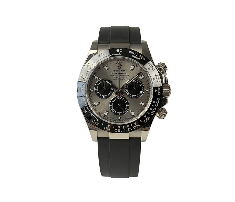 Rolex Daytona 116519LN "Ghost" (2022) i 18kt. hvidguld på Oysterflexrem. Uret fremstår i flot stand med mindre brugsspor, 9/10. Kommer som fuldt sæt: Bokse, certifikat, papomslag, købskvittering, bezel-beskytter, hangtag og whitetag. Oprindelig solgt fra dansk AD. Uret er omfattet af Rolex World Wide Garanti til december 2027.