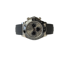 Rolex Daytona 116519LN "Ghost" (2022) i 18kt. hvidguld på Oysterflexrem. Uret fremstår i flot stand med mindre brugsspor, 9/10. Kommer som fuldt sæt: Bokse, certifikat, papomslag, købskvittering, bezel-beskytter, hangtag og whitetag. Oprindelig solgt fra dansk AD. Uret er omfattet af Rolex World Wide Garanti til december 2027.