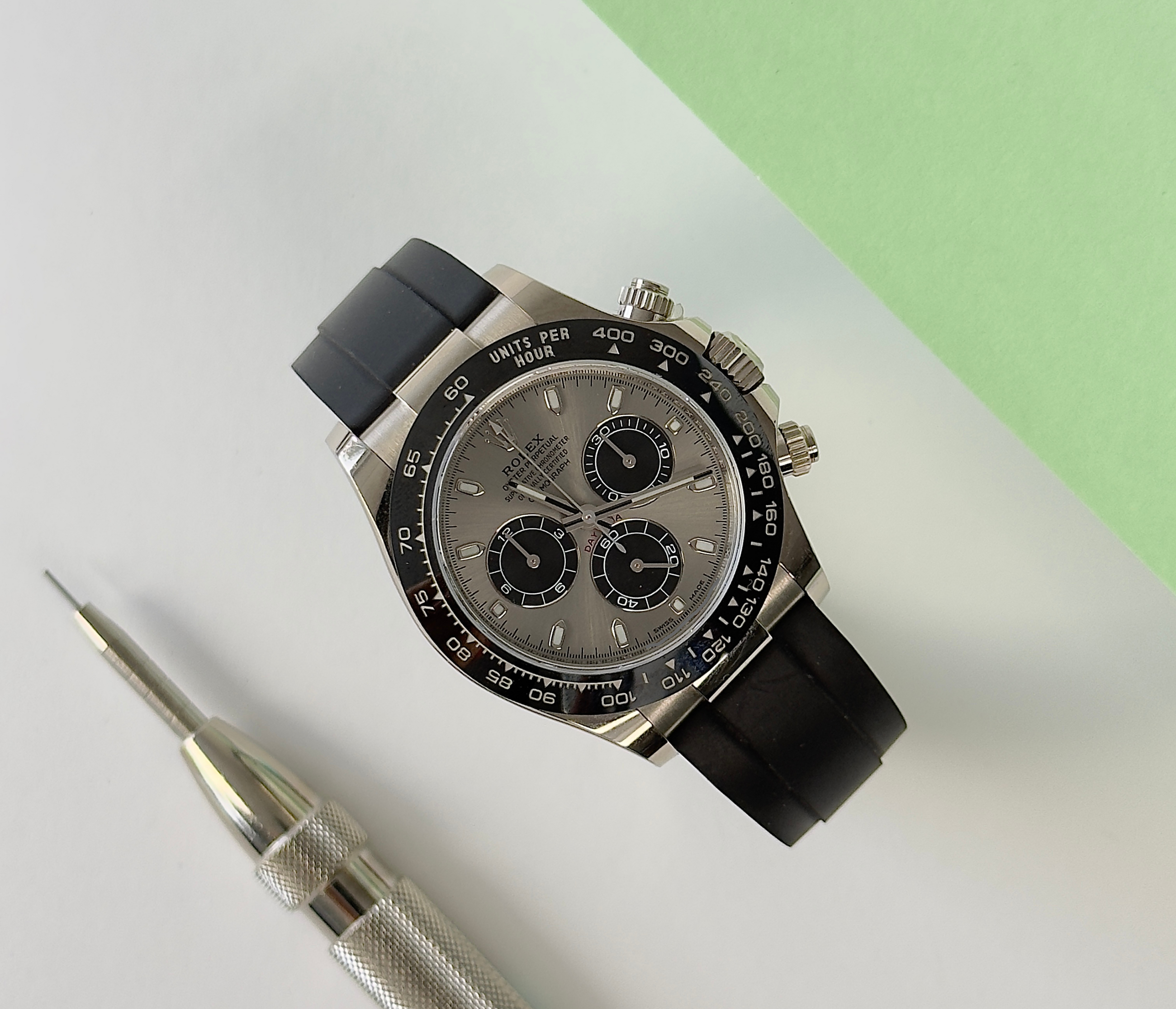 Rolex Daytona 116519LN "Ghost" (2022) i 18kt. hvidguld på Oysterflexrem. Uret fremstår i flot stand med mindre brugsspor, 9/10. Kommer som fuldt sæt: Bokse, certifikat, papomslag, købskvittering, bezel-beskytter, hangtag og whitetag. Oprindelig solgt fra dansk AD. Uret er omfattet af Rolex World Wide Garanti til december 2027.