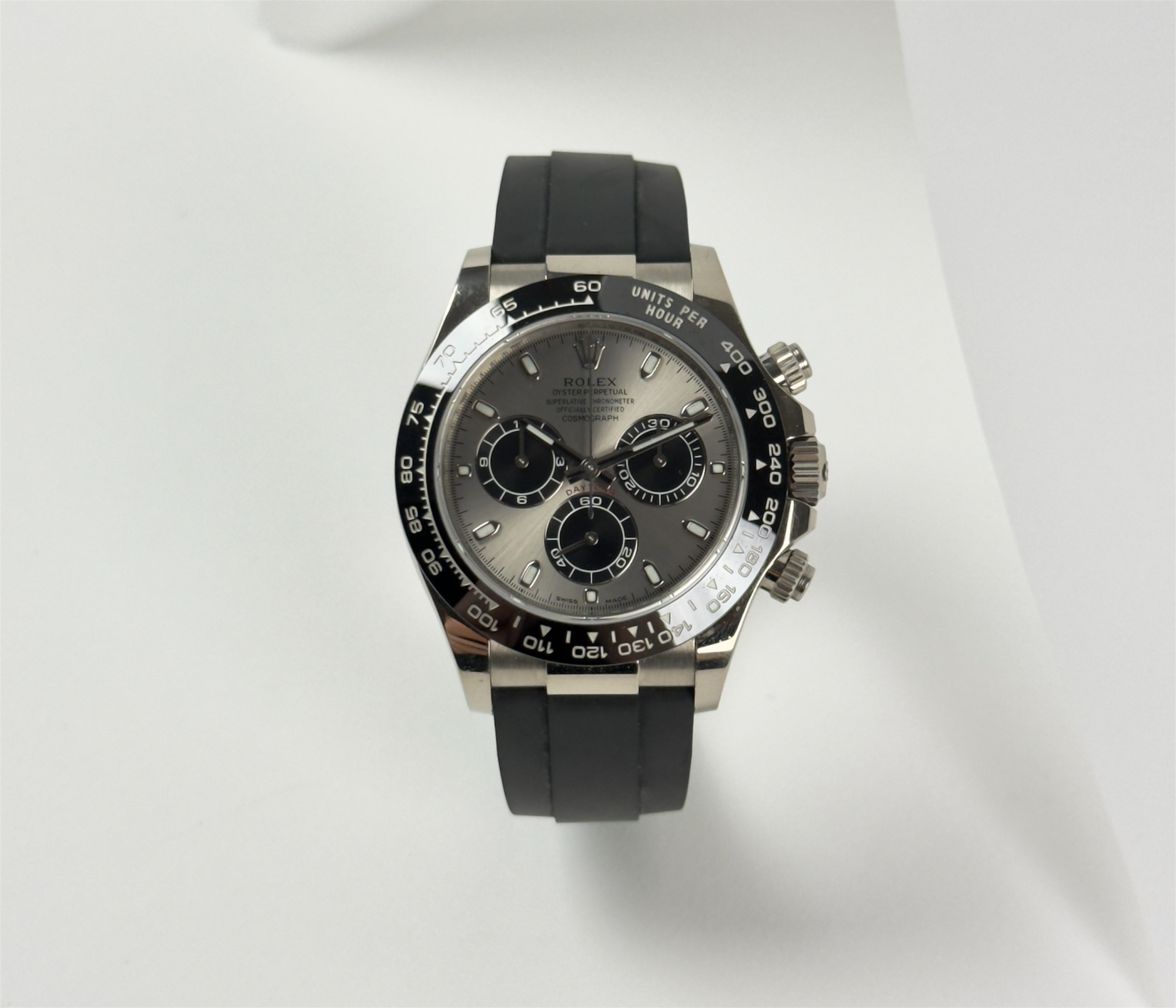 Rolex Daytona 116519LN "Ghost" (2017) på Oysterflex-rem. Uret er i god stand med alm. brugsspor. Kommer som fuldt sæt: Bokse, omslag, certifikat, manualer samt hangtag og whitetag. 