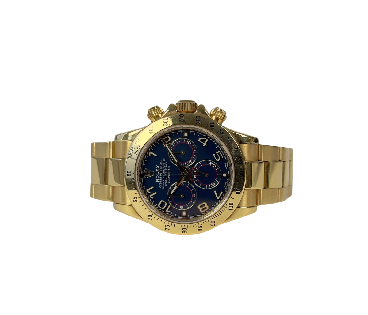 Rolex Daytona 116528 (2009) i 18kt. guld med blå racing dial. Uret fremstår i god stand, 8/10. Kommer som fuldt sæt: Bokse, certifikat, manualer, servicebevis og kortholder.
Der medfølger servicebevis fra 2018, men uret er blevet serviceret indenfor de seneste to år, dog uden kvittering på det.
Uret er en M-serie (M89XXX) fra 07-08, men solgt i januar 2009.