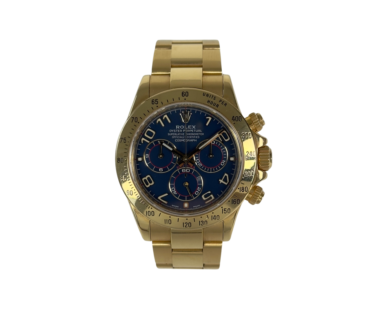 Rolex Daytona 116528 (2009) i 18kt. guld med blå racing dial. Uret fremstår i god stand, 8/10. Kommer som fuldt sæt: Bokse, certifikat, manualer, servicebevis og kortholder.
Der medfølger servicebevis fra 2018, men uret er blevet serviceret indenfor de seneste to år, dog uden kvittering på det.
Uret er en M-serie (M89XXX) fra 07-08, men solgt i januar 2009.