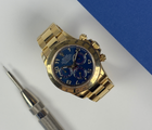 Rolex Daytona 116528 (2009) i 18kt. guld med blå racing dial. Uret fremstår i god stand, 8/10. Kommer som fuldt sæt: Bokse, certifikat, manualer, servicebevis og kortholder.
Der medfølger servicebevis fra 2018, men uret er blevet serviceret indenfor de seneste to år, dog uden kvittering på det.
Uret er en M-serie (M89XXX) fra 07-08, men solgt i januar 2009.