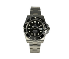 Rolex Submariner 116610LN (2017) i stål på oysterlænke. Uret fremstår i mint stand uden brugsspor, 10/10, stadig med fuld folie inkl. QR-kode. Kommer som fuldt sæt: Bokse, omslag, certifikat, manualer, hangtag og whitetag. 