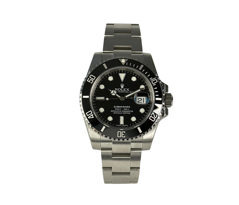 Rolex Submariner 116610LN (2017) i stål på oysterlænke. Uret fremstår i mint stand uden brugsspor, 10/10, stadig med fuld folie inkl. QR-kode. Kommer som fuldt sæt: Bokse, omslag, certifikat, manualer, hangtag og whitetag. 