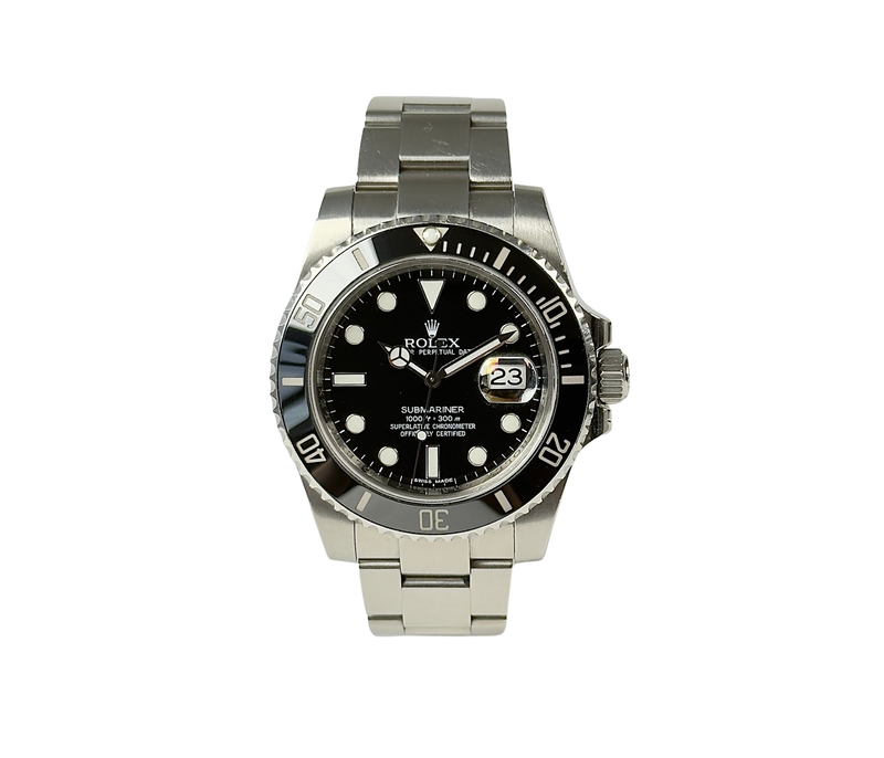 Rolex Submariner 116610LN (2010) i stål på Oysterlænke med sort skive- og drejekrans. Uret fremstår i alm. stand med brugsspor, dog ingen dybe ridser, 8/10. Kommer som fuldt sæt: Bokse, omslag, certifikat, manualer, kortholder og original købskvittering fra dansk AD.
