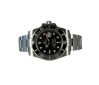 Rolex Submariner 116610LN (2017) i stål på oysterlænke. Uret fremstår i mint stand uden brugsspor, 10/10, stadig med fuld folie inkl. QR-kode. Kommer som fuldt sæt: Bokse, omslag, certifikat, manualer, hangtag og whitetag. 