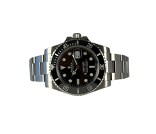 Rolex Submariner 116610LN (2017) i stål på oysterlænke. Uret fremstår i mint stand uden brugsspor, 10/10, stadig med fuld folie inkl. QR-kode. Kommer som fuldt sæt: Bokse, omslag, certifikat, manualer, hangtag og whitetag. 