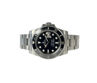 Rolex Submariner 116610LN (2010) i stål på Oysterlænke med sort skive- og drejekrans. Uret fremstår i alm. stand med brugsspor, dog ingen dybe ridser, 8/10. Kommer som fuldt sæt: Bokse, omslag, certifikat, manualer, kortholder og original købskvittering fra dansk AD.
