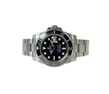 Rolex Submariner 116610LN (2010) i stål på Oysterlænke med sort skive- og drejekrans. Uret fremstår i alm. stand med brugsspor, dog ingen dybe ridser, 8/10. Kommer som fuldt sæt: Bokse, omslag, certifikat, manualer, kortholder og original købskvittering fra dansk AD.
