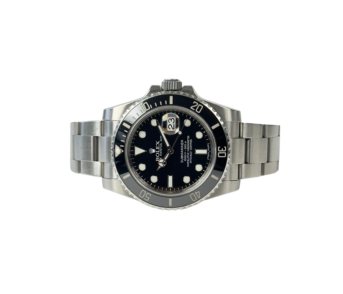 Rolex Submariner 116610LN (2010) i stål på Oysterlænke med sort skive- og drejekrans. Uret fremstår i alm. stand med brugsspor, dog ingen dybe ridser, 8/10. Kommer som fuldt sæt: Bokse, omslag, certifikat, manualer, kortholder og original købskvittering fra dansk AD.
