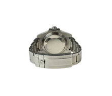 Rolex Submariner 116610LN (2010) i stål på Oysterlænke med sort skive- og drejekrans. Uret fremstår i alm. stand med brugsspor, dog ingen dybe ridser, 8/10. Kommer som fuldt sæt: Bokse, omslag, certifikat, manualer, kortholder og original købskvittering fra dansk AD.
