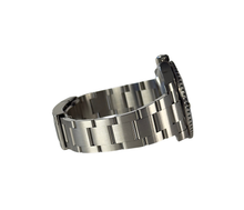 Rolex Submariner 116610LN (2017) i stål på oysterlænke. Uret fremstår i mint stand uden brugsspor, 10/10, stadig med fuld folie inkl. QR-kode. Kommer som fuldt sæt: Bokse, omslag, certifikat, manualer, hangtag og whitetag. 
