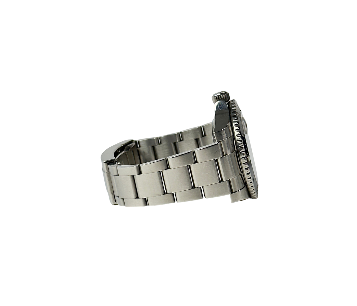 Rolex Submariner 116610LN (2010) i stål på Oysterlænke med sort skive- og drejekrans. Uret fremstår i alm. stand med brugsspor, dog ingen dybe ridser, 8/10. Kommer som fuldt sæt: Bokse, omslag, certifikat, manualer, kortholder og original købskvittering fra dansk AD.
