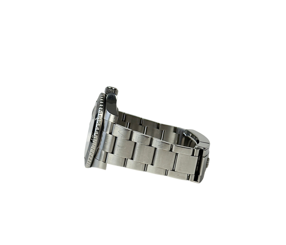 Rolex Submariner 116610LN (2010) i stål på Oysterlænke med sort skive- og drejekrans. Uret fremstår i alm. stand med brugsspor, dog ingen dybe ridser, 8/10. Kommer som fuldt sæt: Bokse, omslag, certifikat, manualer, kortholder og original købskvittering fra dansk AD.