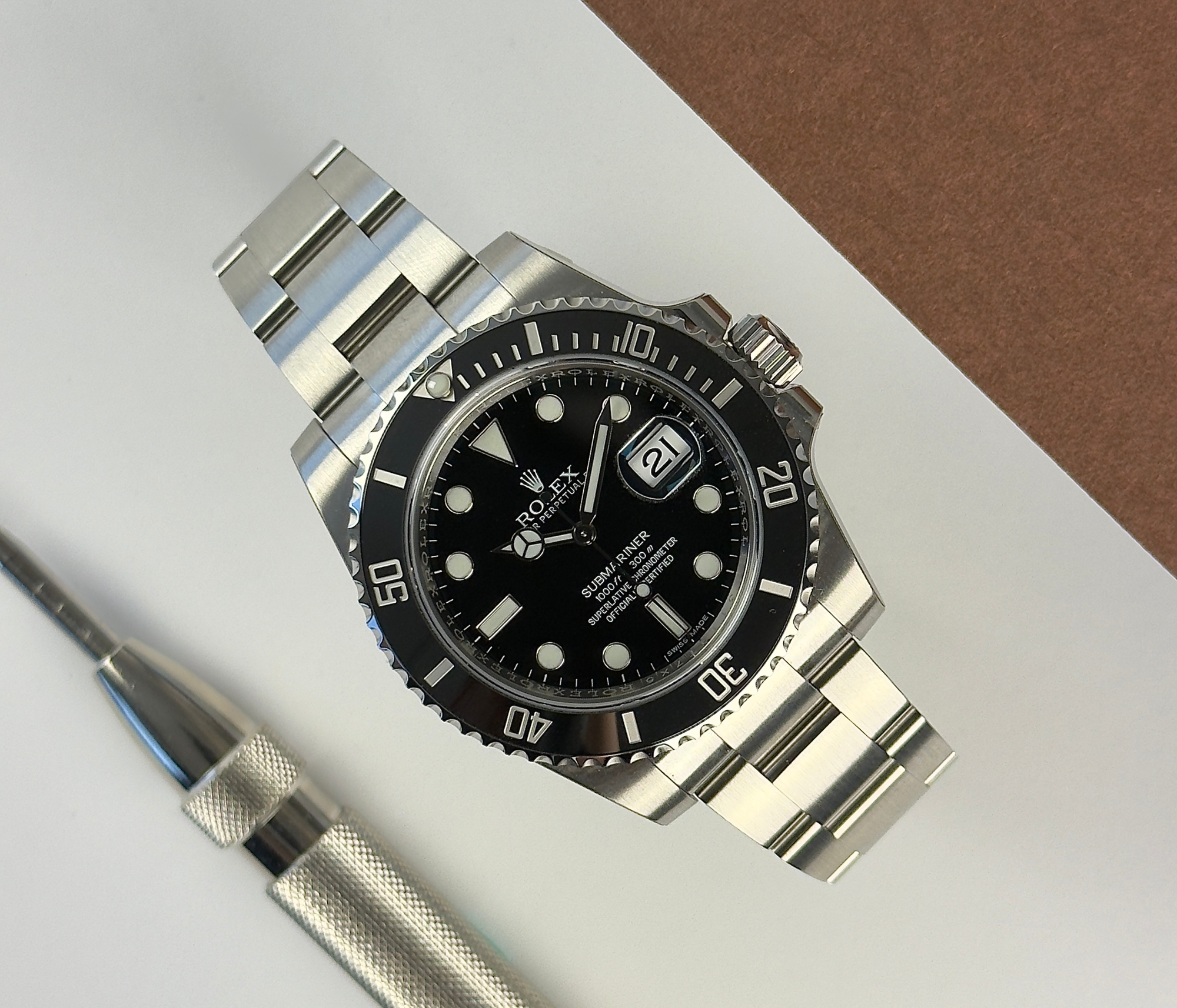 Rolex Submariner 116610LN (2017) i stål på oysterlænke. Uret fremstår i mint stand uden brugsspor, 10/10, stadig med fuld folie inkl. QR-kode. Kommer som fuldt sæt: Bokse, omslag, certifikat, manualer, hangtag og whitetag. 