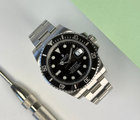 Rolex Submariner 116610LN (2018) i stål med sort skive og keramisk lynette. Uret fremstår i virkelig flot stand, 9.5/10, med få brugsspor. Kommer som fuldt sæt: Bokse, certifikat, manualer, hangtag og whitetag.