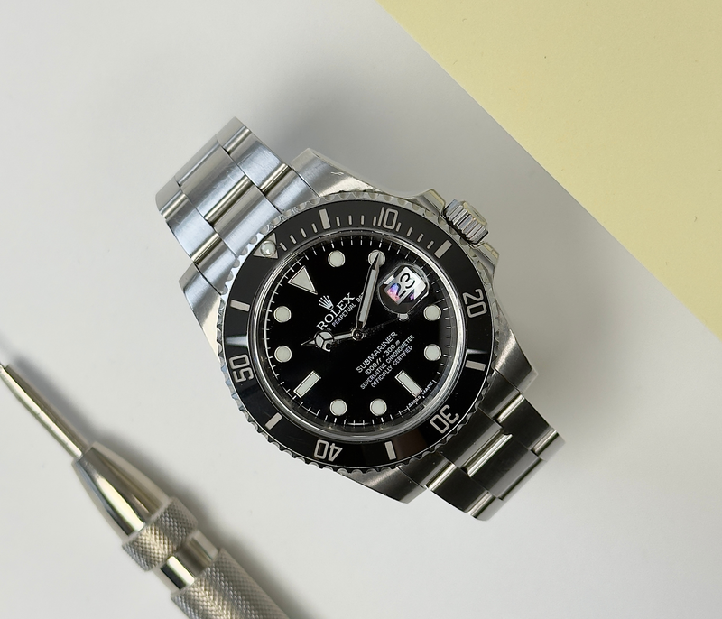 Rolex Submariner 116610LN (2010) i stål på Oysterlænke med sort skive- og drejekrans. Uret fremstår i alm. stand med brugsspor, dog ingen dybe ridser, 8/10. Kommer som fuldt sæt: Bokse, omslag, certifikat, manualer, kortholder og original købskvittering fra dansk AD.
