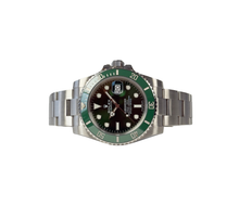 Rolex Submariner 116610LV "Hulk" (2017) i stål med grøn skive og lynette. Uret fremstår i flot stand, 9/10. Kommer som fuldt sæt: Bokse, omslag, certifikat, manual, kortholder og whitetag. 