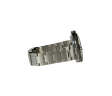 Rolex Submariner 116610LV "Hulk" (2017) i stål med grøn skive og lynette. Uret fremstår i flot stand, 9/10. Kommer som fuldt sæt: Bokse, omslag, certifikat, manual, kortholder og whitetag. 