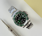 Rolex Submariner 116610LV "Hulk" (2017) i stål med grøn skive og lynette. Uret fremstår i flot stand, 9/10. Kommer som fuldt sæt: Bokse, omslag, certifikat, manual, kortholder og whitetag. 