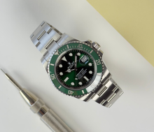Rolex Submariner 116610LV "Hulk" (2017) i stål med grøn skive og lynette. Uret fremstår i flot stand, 9/10. Kommer som fuldt sæt: Bokse, omslag, certifikat, manual, kortholder og whitetag. 