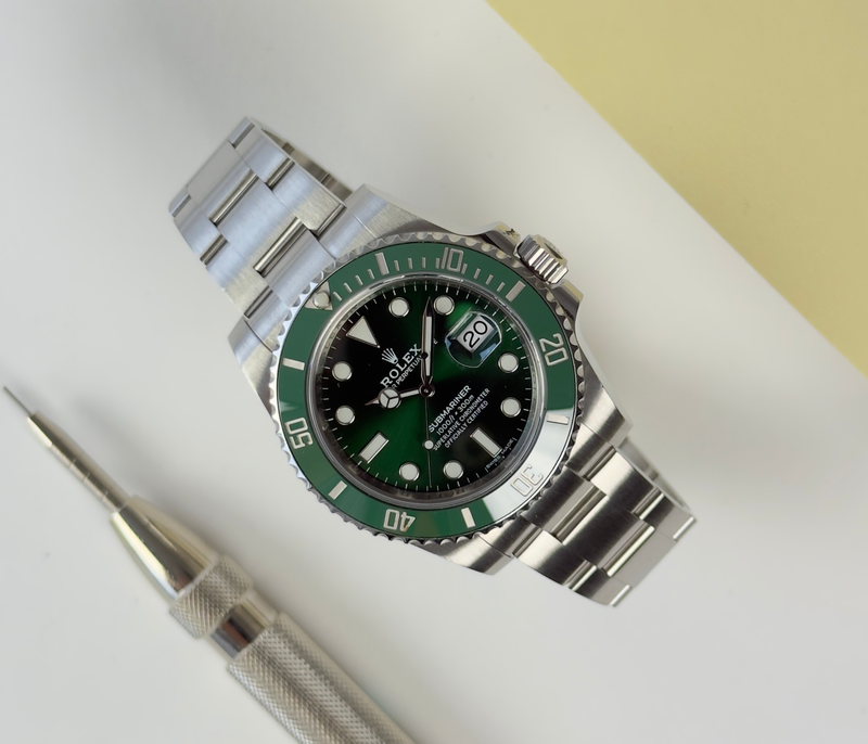 Rolex Submariner 116610LV "Hulk" (2017) i stål med grøn skive og lynette. Uret fremstår i flot stand, 9/10. Kommer som fuldt sæt: Bokse, omslag, certifikat, manual, kortholder og whitetag. 