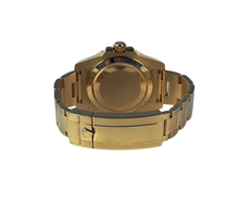 Rolex Submariner 116618LN (2014) i 18 kt. guld. Uret fremstår i god stand, 8/10, og trænger ikke til service. Kommer som fuldt sæt: Bokse, certifikat, manualer, hangtag og whitetag.