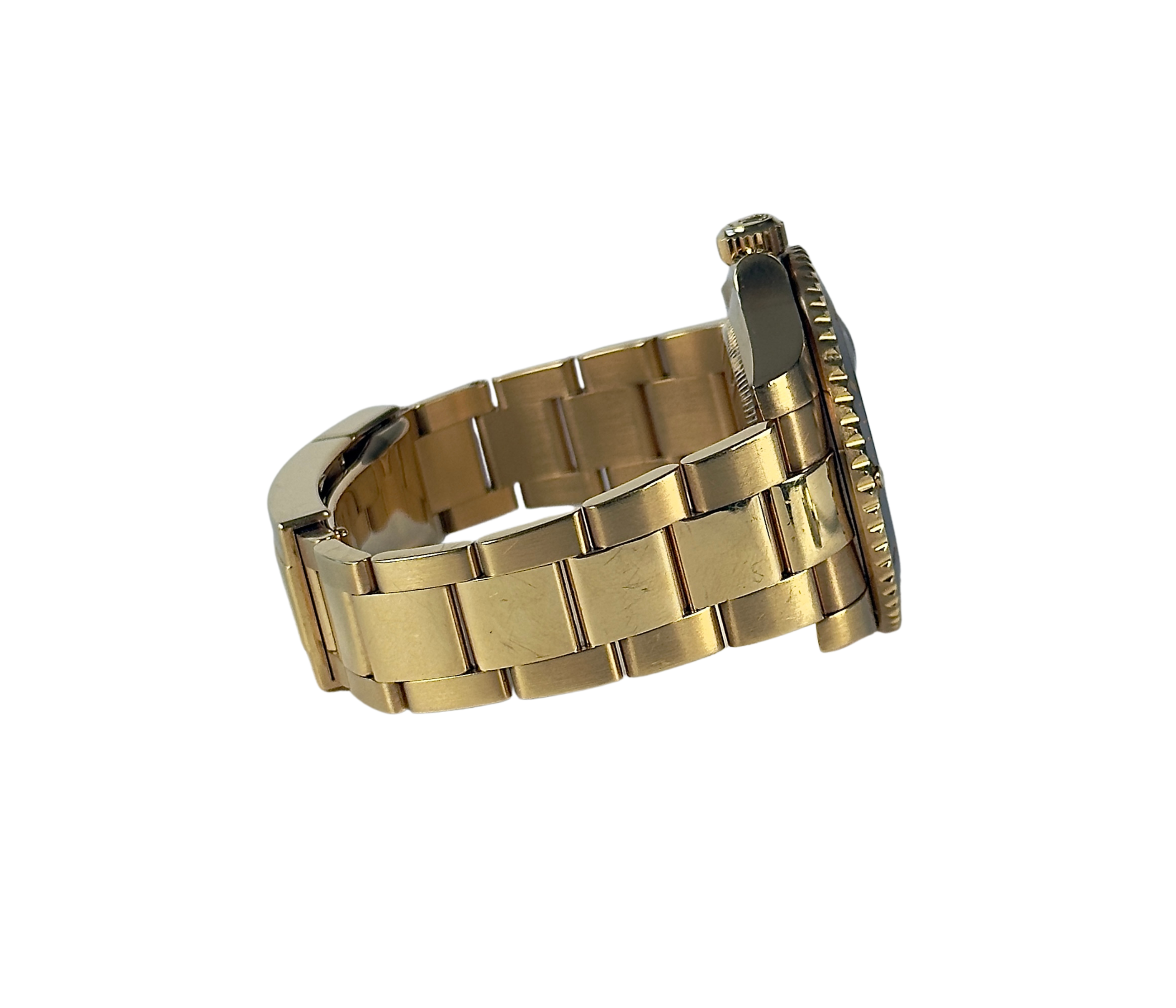 Rolex Submariner 116618LN (2014) i 18 kt. guld. Uret fremstår i god stand, 8/10, og trænger ikke til service. Kommer som fuldt sæt: Bokse, certifikat, manualer, hangtag og whitetag.